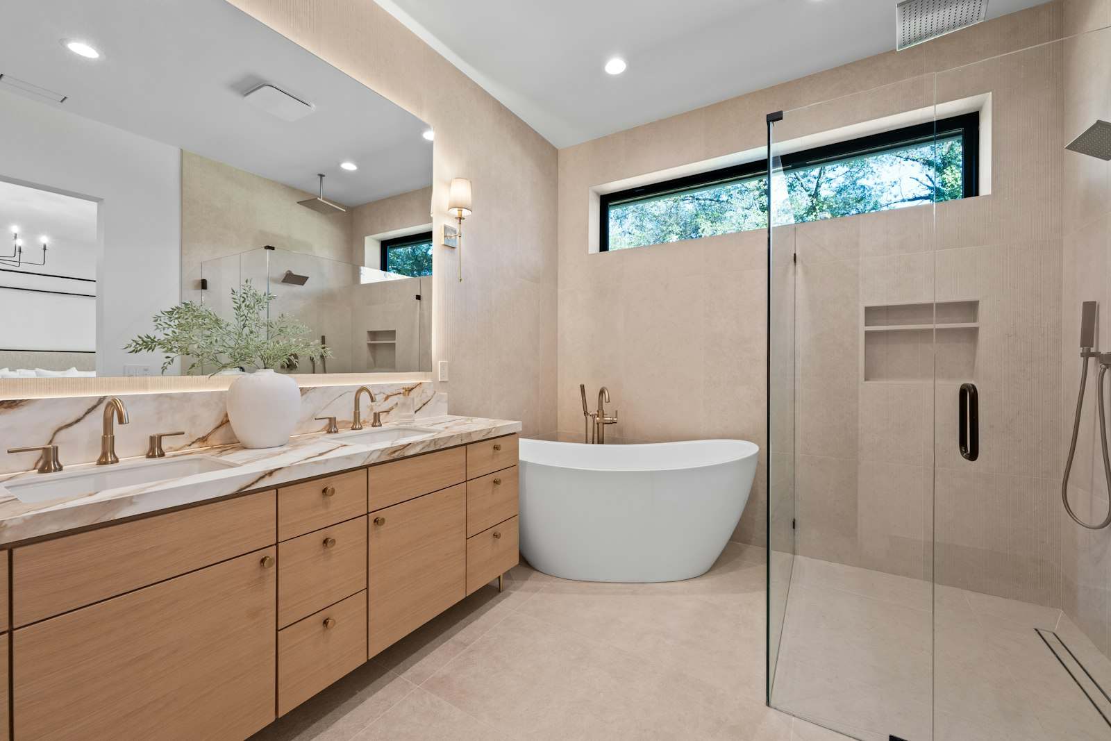 Baño con doble lavabo de roble, bañera exenta y ducha acristalada