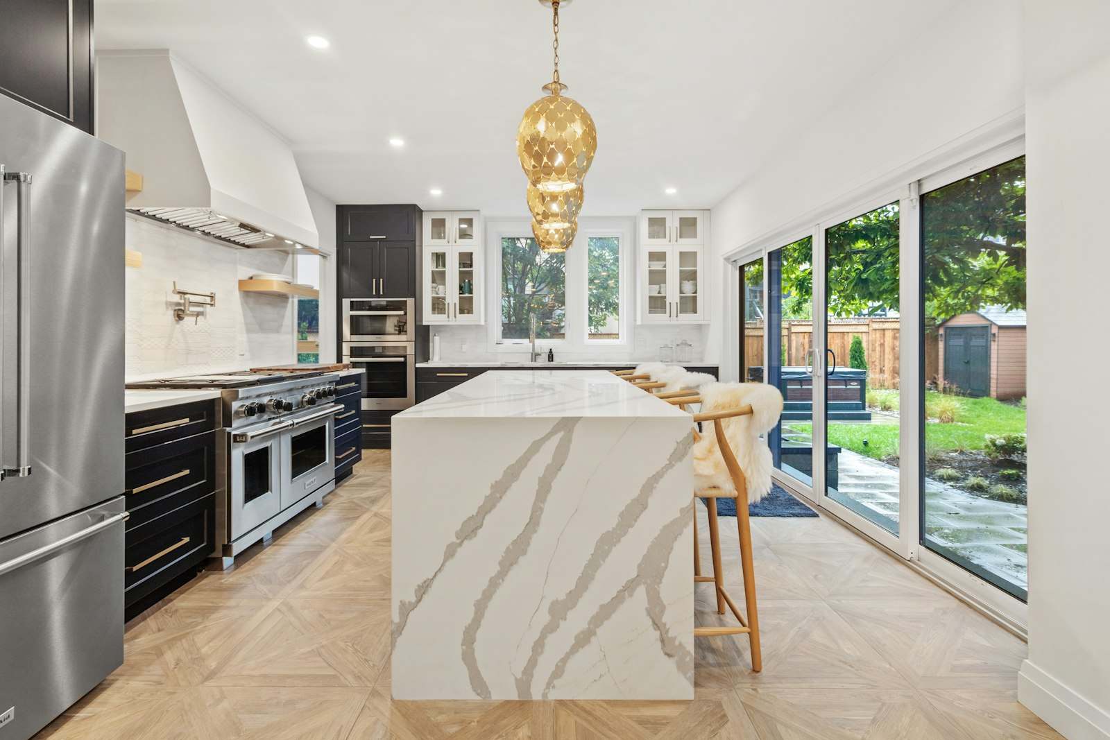 Cocina con isla de piedra y salida al jardín